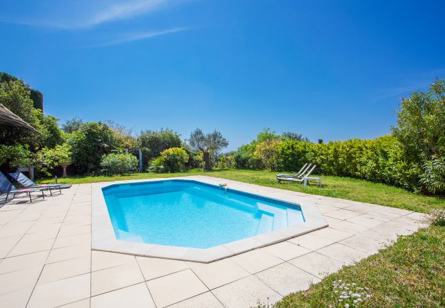 Villa à Nice -  VINAIGRIER HILLS, Grande Villa avec terrasse, piscine une belle vue mer by RIVIERA HOLIDAY HOMES  Villa à Nice -  VINAIGRIER HILLS, Grande Villa avec terrasse, piscine une belle vue mer by RIVIERA HOLIDAY HOMES
