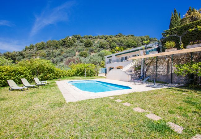 Villa à Nice -  VINAIGRIER HILLS, Grande Villa avec terrasse, piscine une belle vue mer by RIVIERA HOLIDAY HOMES  Villa à Nice -  VINAIGRIER HILLS, Grande Villa avec terrasse, piscine une belle vue mer by RIVIERA HOLIDAY HOMES