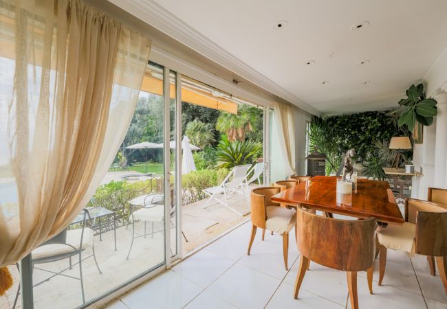 Autre vue du coin repas avec vue sur la piscine