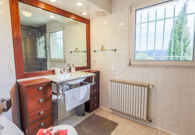 Salle de bain avec douche et wc