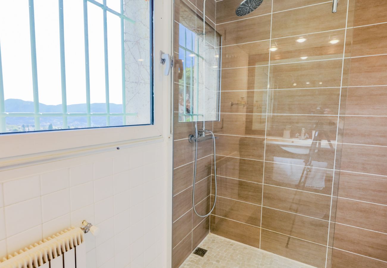 Salle de bain avec douche à l'italienne