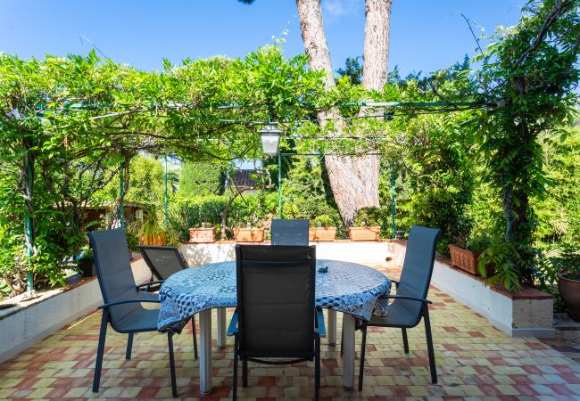 Villa à Juan-les-Pins -  VILLA LES ONDES, Charmente Villa, terrase, jardin avec piscine by RIVIERA HOLIDAY HOMES  Villa à Juan-les-Pins -  VILLA LES ONDES, Charmente Villa, terrase, jardin avec piscine by RIVIERA HOLIDAY HOMES