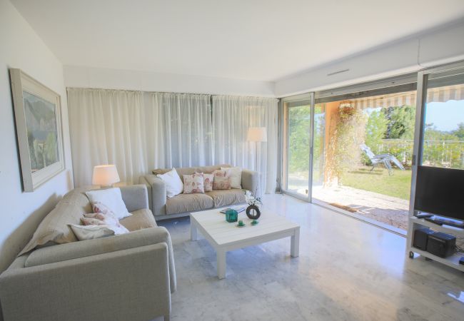 Appartement à Villefranche-sur-Mer - JARDIN FIGUIERS, grande terrasse  jardin vue mer, piscine  by RIVIERA HOLIDAY HOMES  Appartement à Villefranche-sur-Mer - JARDIN FIGUIERS, grande terrasse  jardin vue mer, piscine  by RIVIERA HOLIDAY HOMES