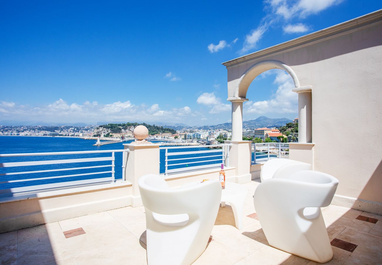 Terrasse avec vue mer à Nice