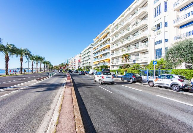 Appartement à Nice - LE FLORIDE, Terrasse sur la Promenade des Anglais avec belle vue mer by RIVIERA HOLIDAY HOMES  Appartement à Nice - LE FLORIDE, Terrasse sur la Promenade des Anglais avec belle vue mer by RIVIERA HOLIDAY HOMES