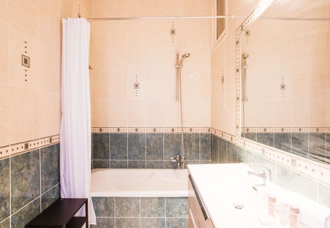 Appartement à Nice - LE FLORIDE, Terrasse sur la Promenade des Anglais avec belle vue mer by RIVIERA HOLIDAY HOMES  Appartement à Nice - LE FLORIDE, Terrasse sur la Promenade des Anglais avec belle vue mer by RIVIERA HOLIDAY HOMES