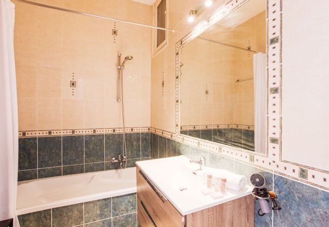 Appartement à Nice - LE FLORIDE, Terrasse sur la Promenade des Anglais avec belle vue mer by RIVIERA HOLIDAY HOMES  Appartement à Nice - LE FLORIDE, Terrasse sur la Promenade des Anglais avec belle vue mer by RIVIERA HOLIDAY HOMES