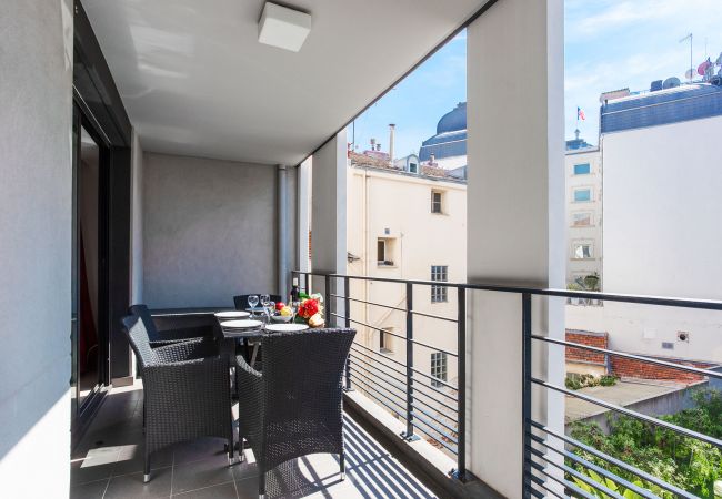 Appartement à Nice -  VICTOR HUGO, Très bel appartement avec terrasse  by RIVIERA HOLIDAY HOMES  Appartement à Nice -  VICTOR HUGO, Très bel appartement avec terrasse  by RIVIERA HOLIDAY HOMES