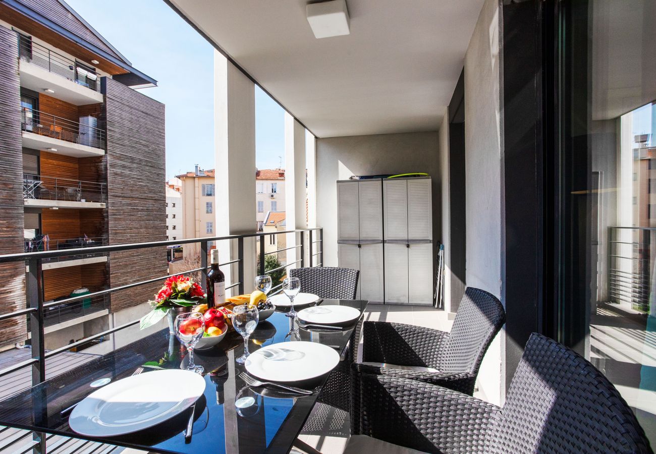 Appartement à Nice -  VICTOR HUGO, Très bel appartement avec terrasse  by RIVIERA HOLIDAY HOMES 