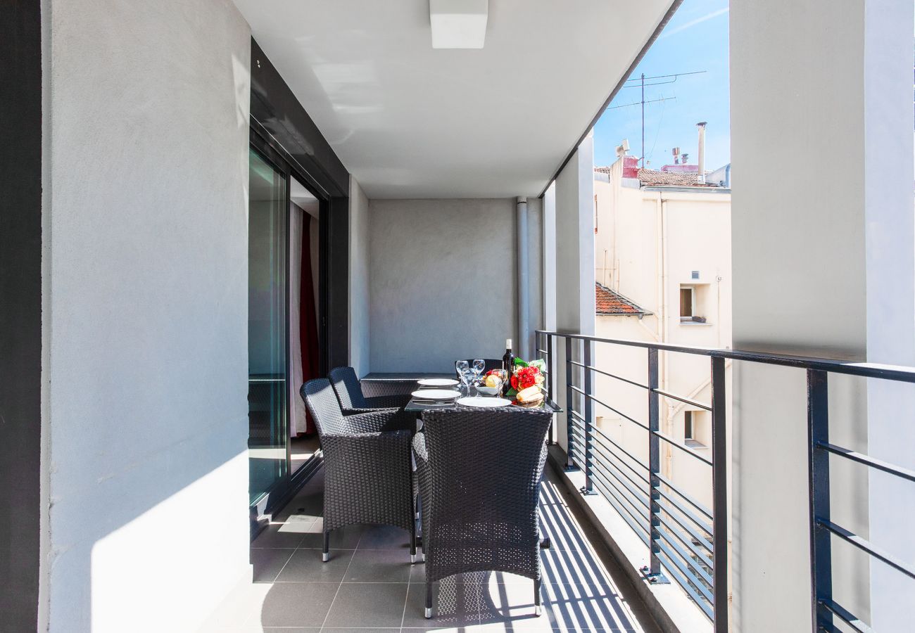 Appartement à Nice -  VICTOR HUGO, Très bel appartement avec terrasse  by RIVIERA HOLIDAY HOMES 