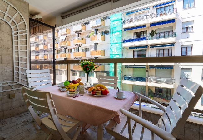 Appartement à Nice -  MASSENET VIEW , Appartement avec une belle terrasse vue mer by RIVIERA HOLIDAY HOMES 