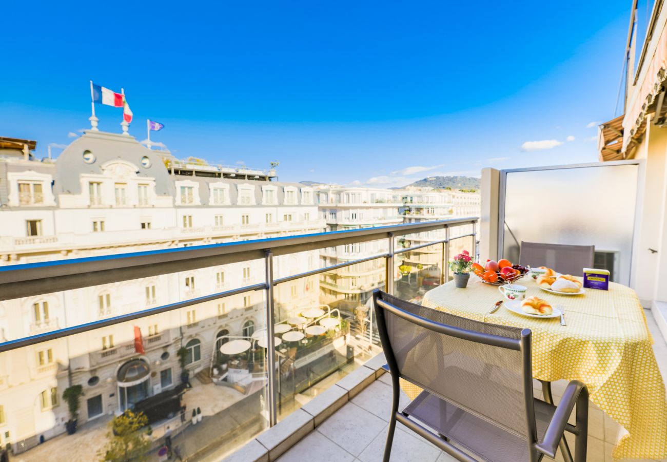 Terrasse avec coin repas Grande terrasse équipée