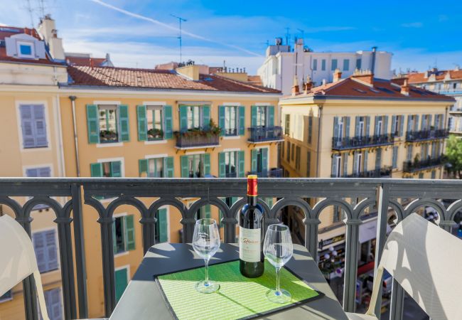 LE BALCON ÉQUIPÉ AVEC TABLE ET CHAISES