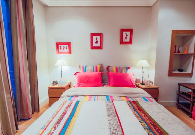 LA CHAMBRE À COUCHER AVEC LIT POUR DEUX PERSONNES LA CHAMBRE À COUCHER AVEC LIT POUR DEUX PERSONNES