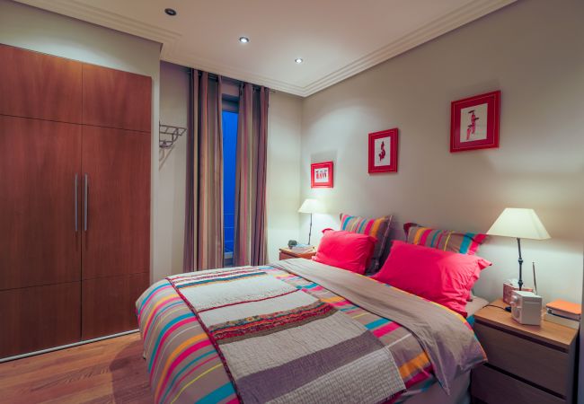 LA CHAMBRE À COUCHER AVEC ARMOIRE LA CHAMBRE À COUCHER AVEC ARMOIRE