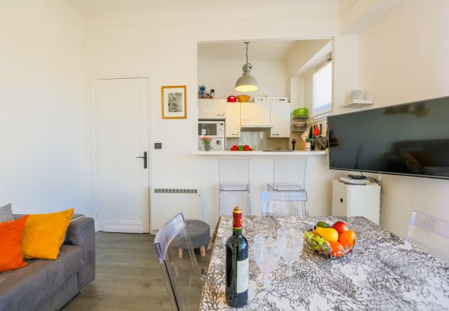 SALON - SALLE À MANGER AVEC TV SALON - SALLE À MANGER AVEC TV