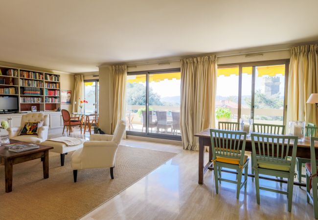 Appartement à Juan-les-Pins - LE CHATEAU DE LA PINEDE By Riviera Holiday Homes Appartement à Juan-les-Pins - LE CHATEAU DE LA PINEDE By Riviera Holiday Homes