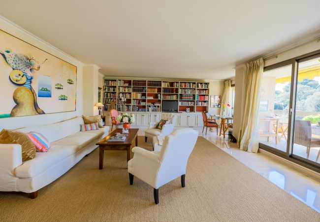 Appartement à Juan-les-Pins - LE CHATEAU DE LA PINEDE By Riviera Holiday Homes Appartement à Juan-les-Pins - LE CHATEAU DE LA PINEDE By Riviera Holiday Homes
