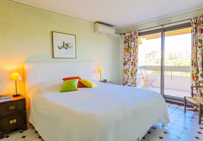 Appartement à Juan-les-Pins - LE CHATEAU DE LA PINEDE By Riviera Holiday Homes Appartement à Juan-les-Pins - LE CHATEAU DE LA PINEDE By Riviera Holiday Homes