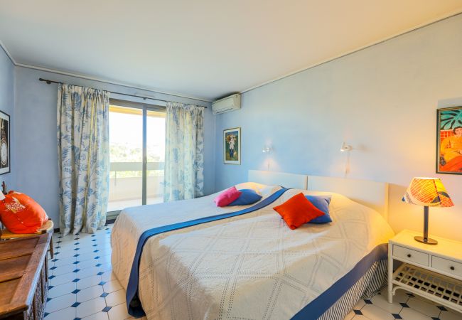 Appartement à Juan-les-Pins - LE CHATEAU DE LA PINEDE By Riviera Holiday Homes Appartement à Juan-les-Pins - LE CHATEAU DE LA PINEDE By Riviera Holiday Homes