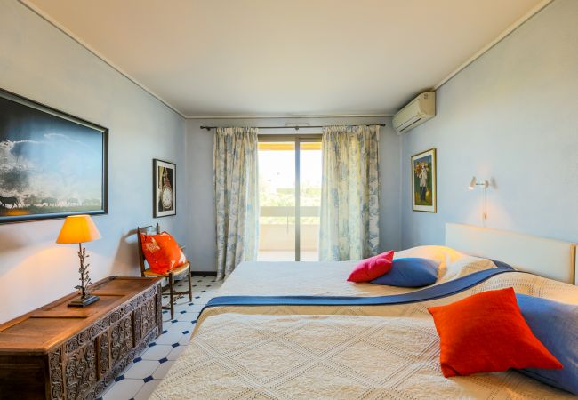 Appartement à Juan-les-Pins - LE CHATEAU DE LA PINEDE By Riviera Holiday Homes Appartement à Juan-les-Pins - LE CHATEAU DE LA PINEDE By Riviera Holiday Homes