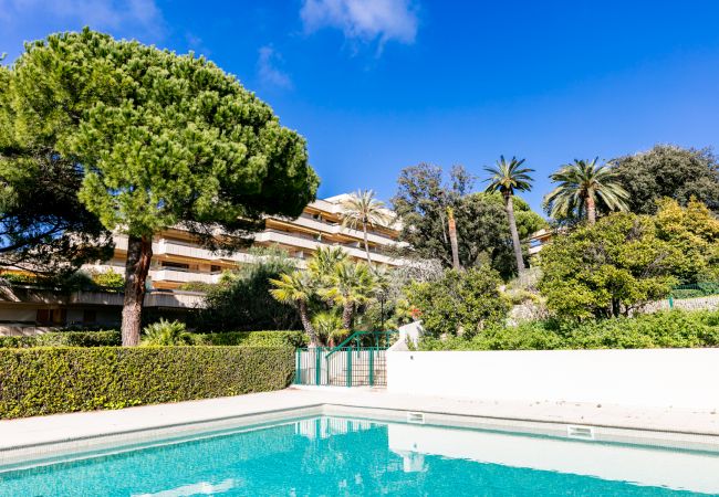 Appartement à Juan-les-Pins - LE CHATEAU DE LA PINEDE By Riviera Holiday Homes Appartement à Juan-les-Pins - LE CHATEAU DE LA PINEDE By Riviera Holiday Homes