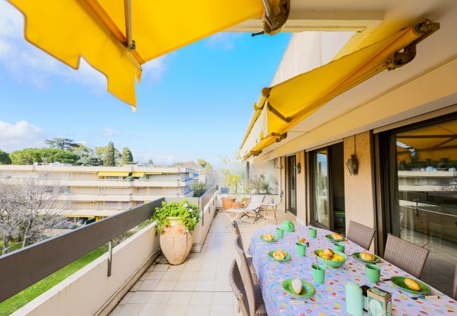 Appartement à Juan-les-Pins - LE CHATEAU DE LA PINEDE By Riviera Holiday Homes Appartement à Juan-les-Pins - LE CHATEAU DE LA PINEDE By Riviera Holiday Homes
