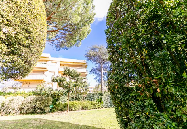Appartement à Juan-les-Pins - LE CHATEAU DE LA PINEDE By Riviera Holiday Homes Appartement à Juan-les-Pins - LE CHATEAU DE LA PINEDE By Riviera Holiday Homes