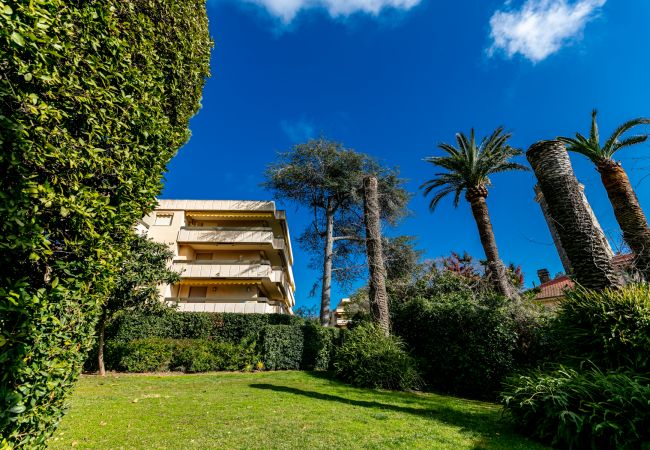 Appartement à Juan-les-Pins - LE CHATEAU DE LA PINEDE By Riviera Holiday Homes Appartement à Juan-les-Pins - LE CHATEAU DE LA PINEDE By Riviera Holiday Homes