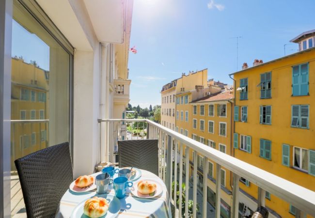 Balcon avec chaise et tables