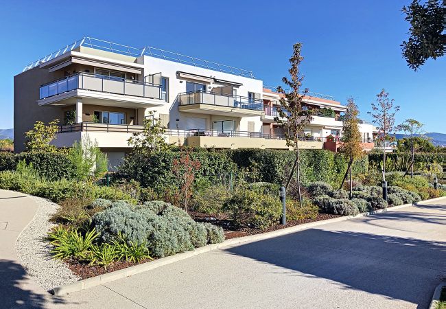 Appartement à Nice - DOMAINE DES ROSES, piscine, jardin, clim  By Riviera Holiday Homes Appartement à Nice - DOMAINE DES ROSES, piscine, jardin, clim  By Riviera Holiday Homes