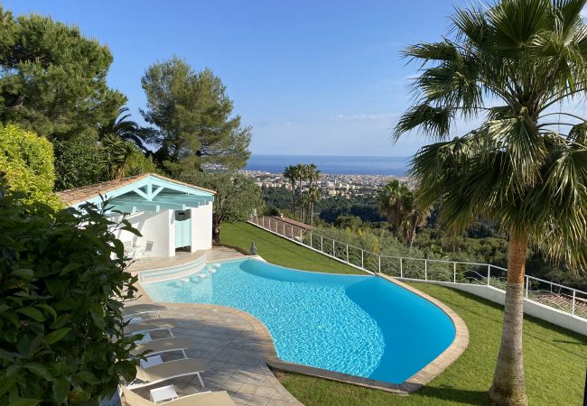 Piscine et terrasse avec vue Mer