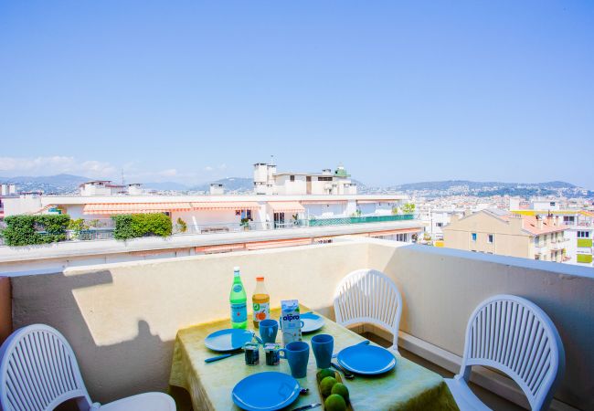 Balcon avec coin repas avec vue mer