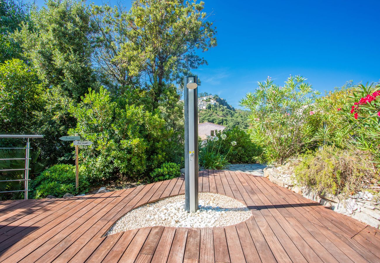 Douche extérieure piscine