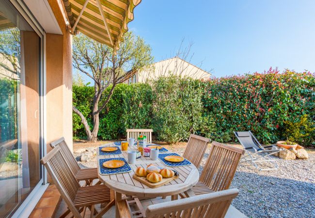 Terrasse avec coin repas Terrasse avec coin repas