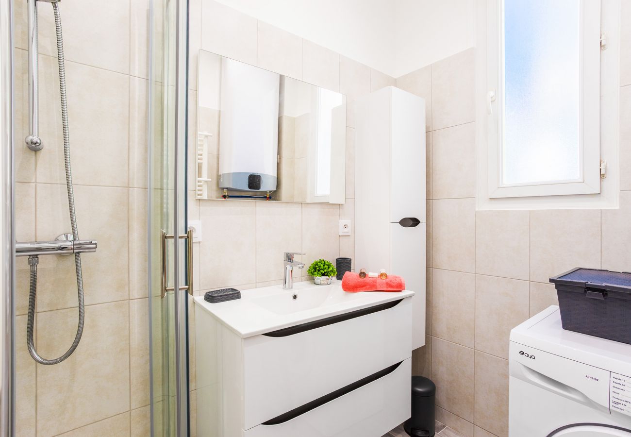 Salle de bain avec douche