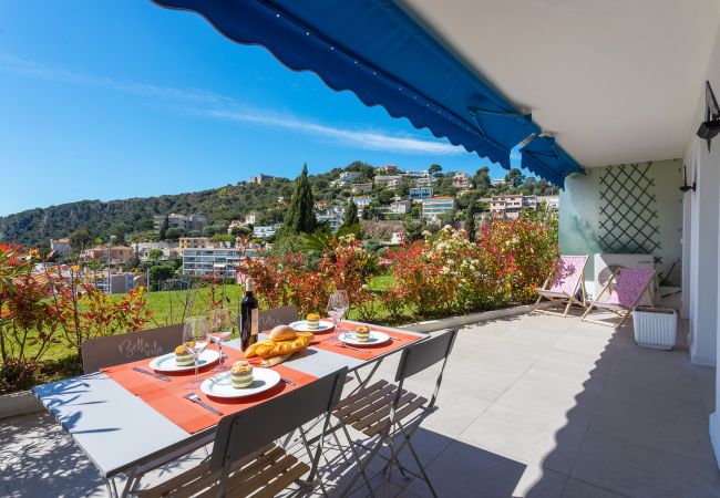 Terasse avec équipement de jardin 