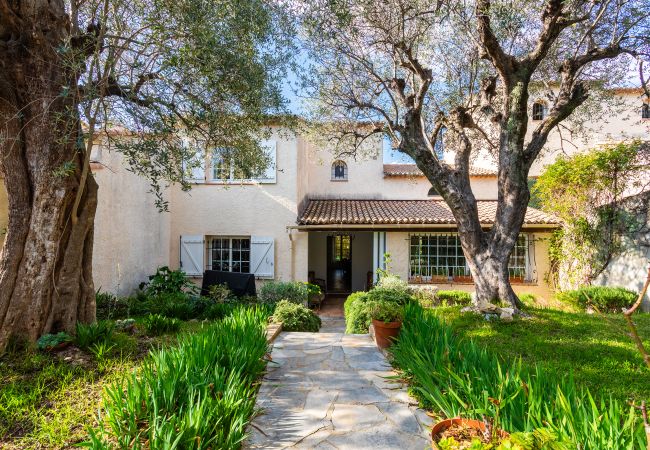 Villa à Nice - MAS DE GAIRAUT VI4395 By Riviera Holiday Homes  Villa à Nice - MAS DE GAIRAUT VI4395 By Riviera Holiday Homes