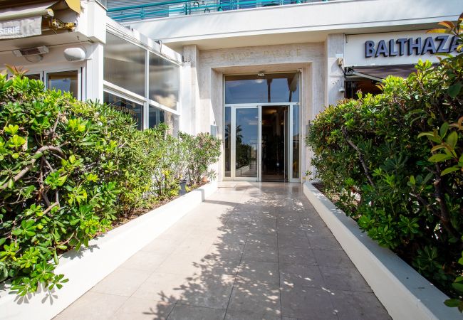 Appartement à Nice - LE 3 PROMENADE AP4424 By Riviera Holiday Homes  Appartement à Nice - LE 3 PROMENADE AP4424 By Riviera Holiday Homes