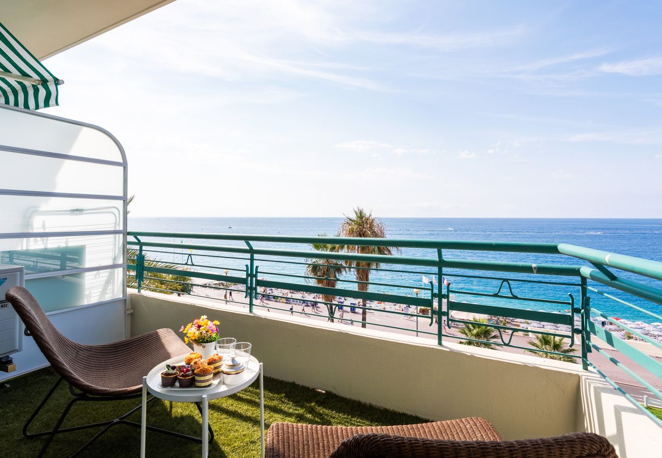 Vue mer et Promenade des Anglais depuis la terrasse, parfait pour profiter d’un moment ensoleillé en toute tranquillité.