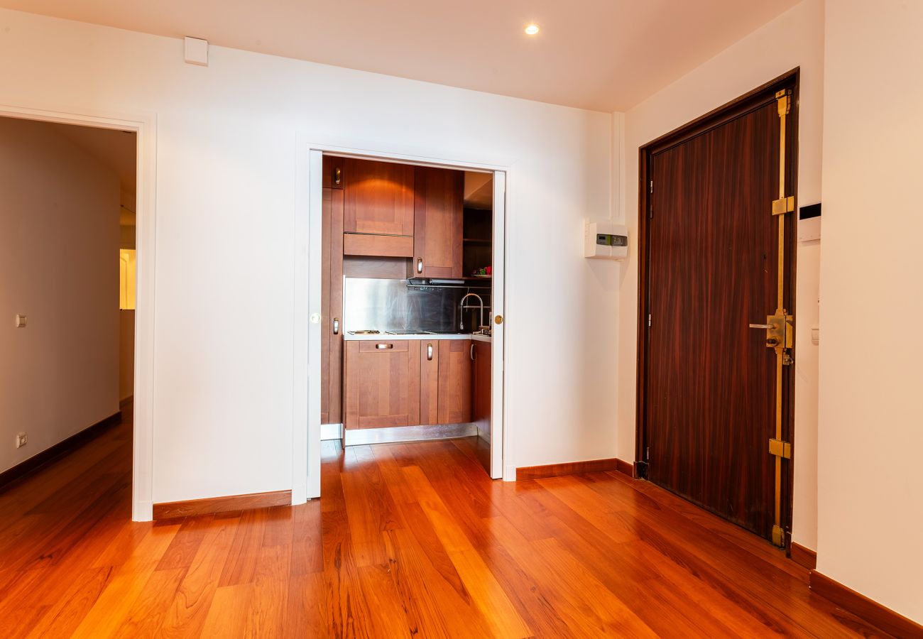 Cuisine pratique avec portes coulissantes, optimisée pour un gain d'espace et un accès facile depuis l'entrée.