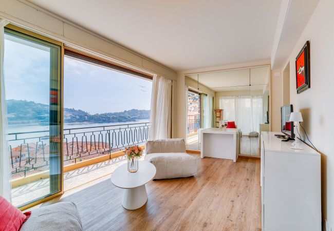 Appartement à Villefranche-sur-Mer - Dina Palace AP4462 By Riviera Holiday Homes  Appartement à Villefranche-sur-Mer - Dina Palace AP4462 By Riviera Holiday Homes