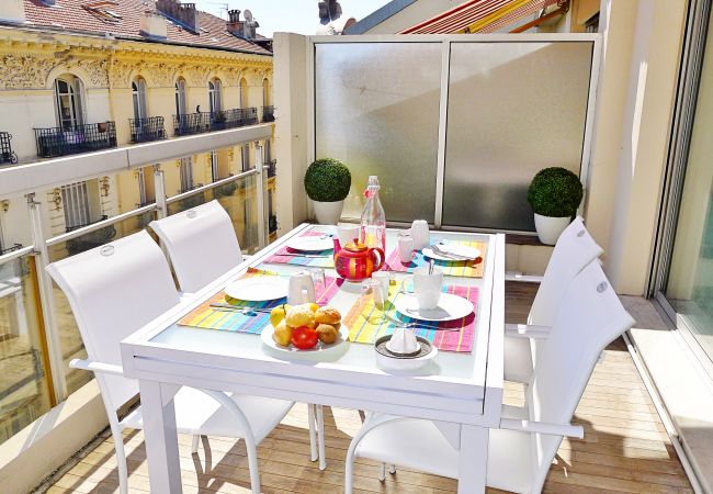 TERRACE / DINING TABLE TERRACE / DINING TABLE