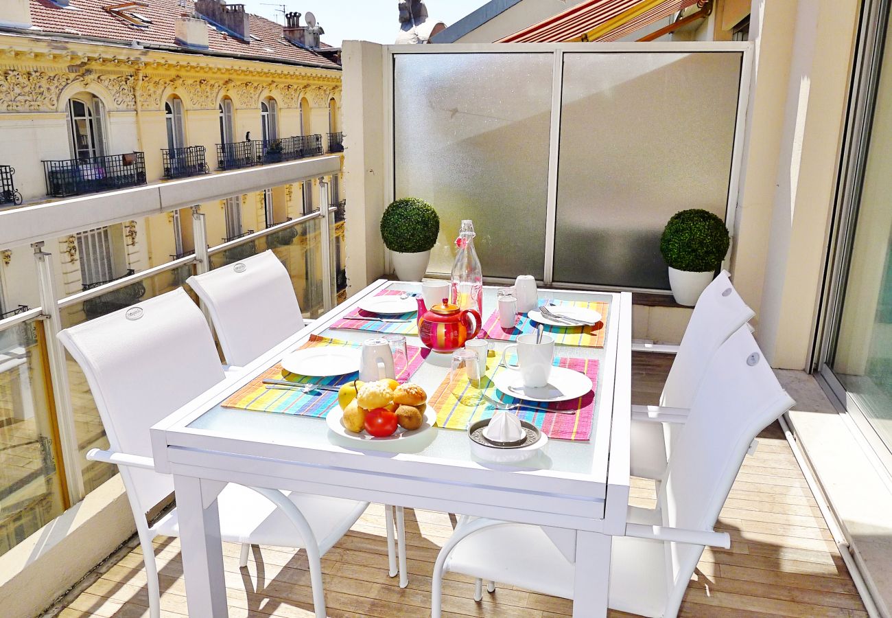 TERRACE / DINING TABLE TERRACE / DINING TABLE