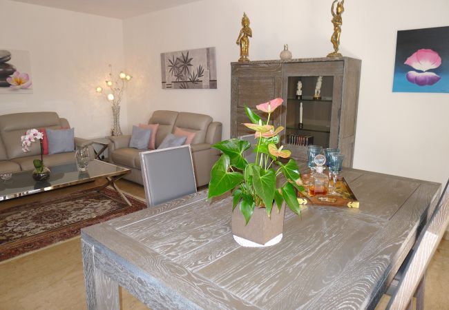 LIVING / DINING ROOM LIVING / DINING ROOM