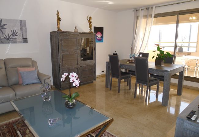 LIVING / DINING ROOM LIVING / DINING ROOM