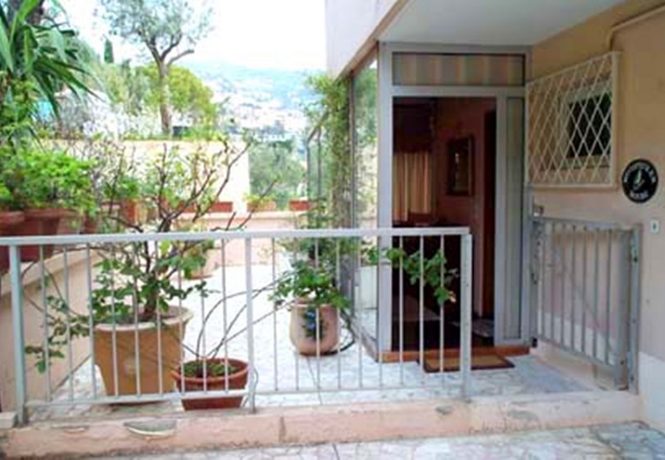 APARTMENT ENTRANCE APARTMENT ENTRANCE
