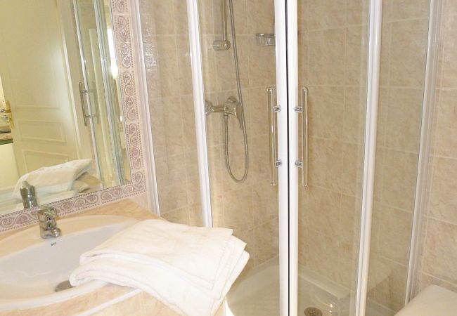 Apartment in Juan-les-Pins - JUAN FLORE, Residence with garden, near beach and sea view by RIVIERA HOLIDAY HOMES Apartment in Juan-les-Pins - JUAN FLORE, Residence with garden, near beach and sea view by RIVIERA HOLIDAY HOMES