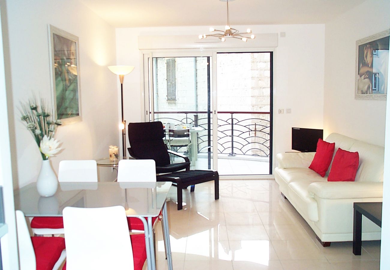 DINING/ LIVING ROOM DINING ROOM/ LIVING ROOM