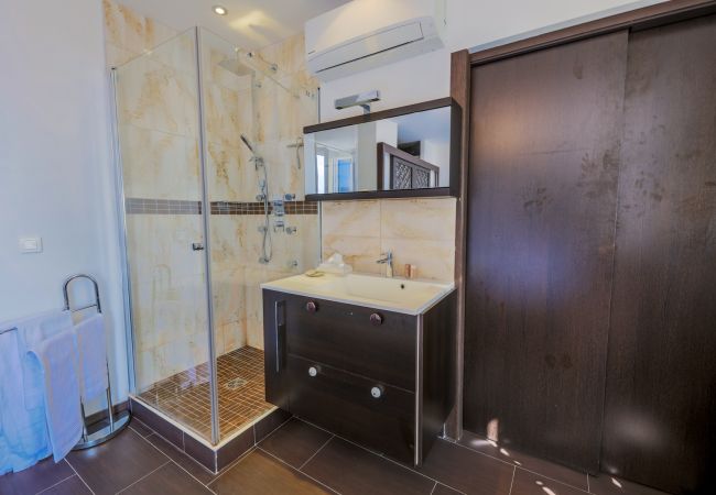 BATHROOM / BEDROOM BATHROOM / BEDROOM
